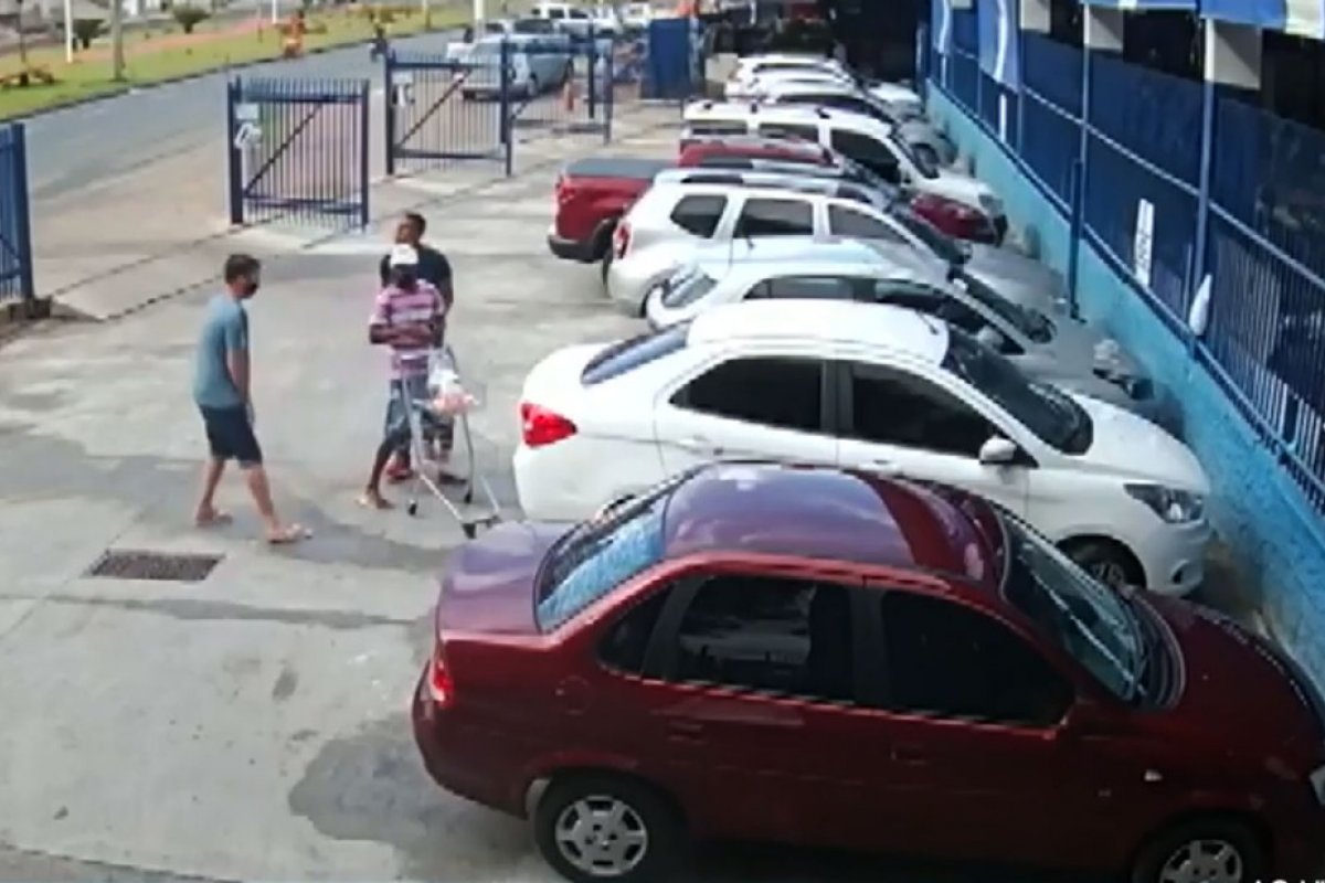 Homem tem carro roubado em estacionamento de supermercado enquanto colocava compras no veículo 