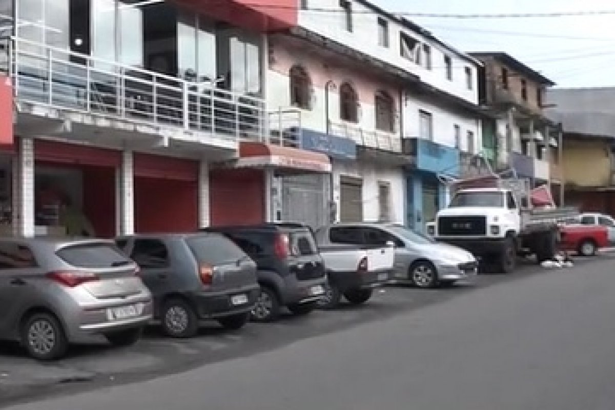 Homem é baleado em ponto de ônibus no bairro de Cajazeiras, em Salvador 