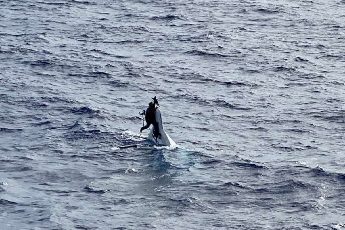 Um dia após naufragar na costa da Florida, homem é encontrado em alto mar agarrado ao casco de seu barco  