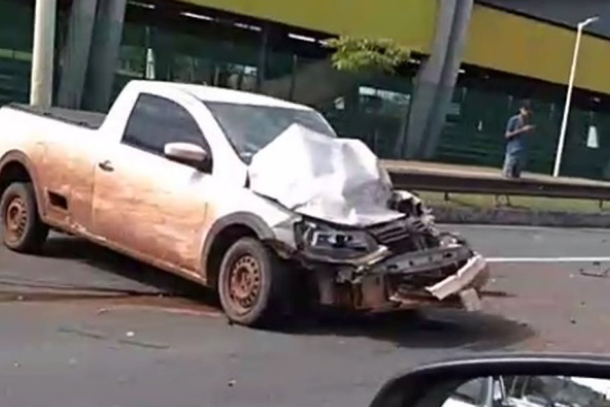 Acidente entre carros deixa trânsito lento na Paralela, em Salvador