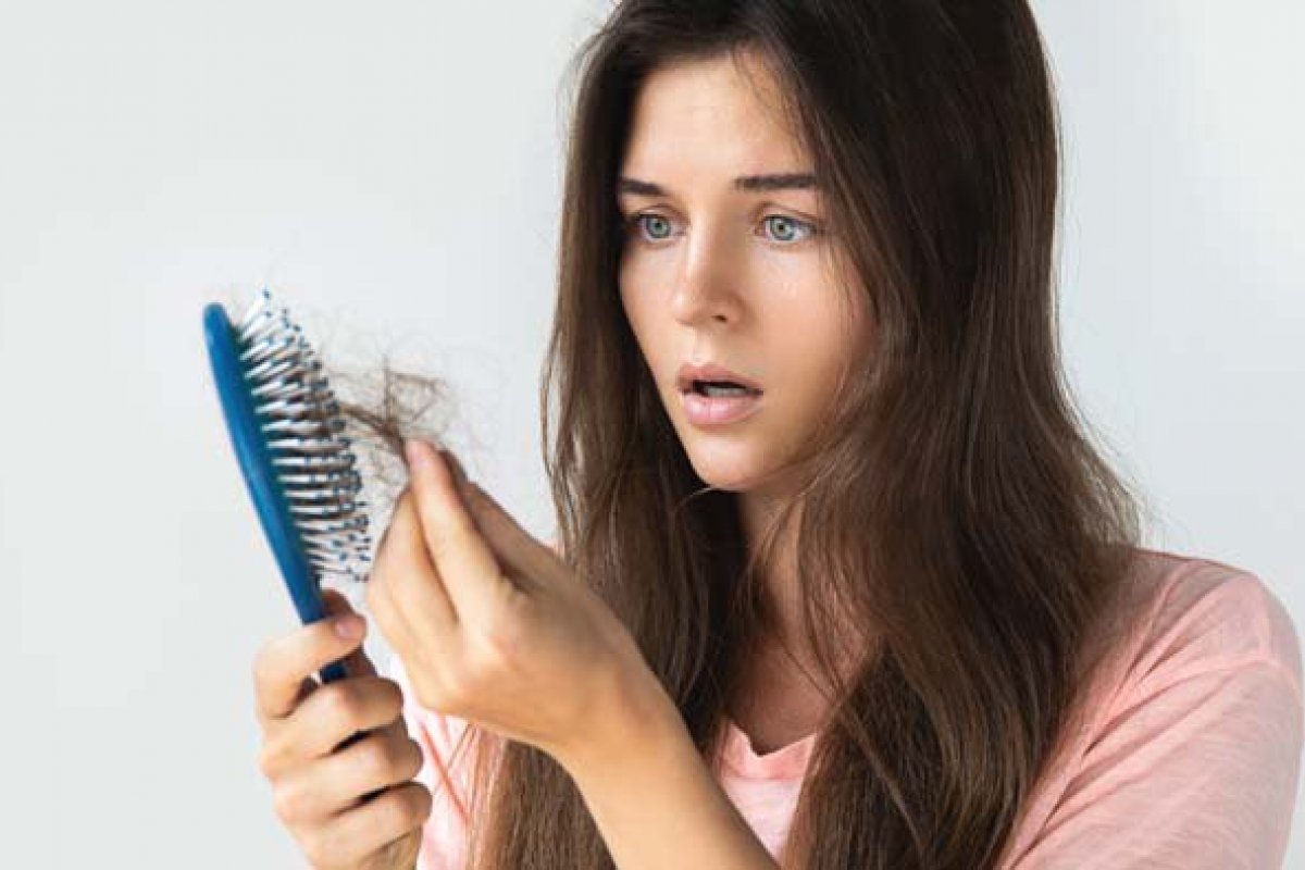 Especialista fala sobre as 5 complicações no organismo feminino relacionadas a queda dos cabelo