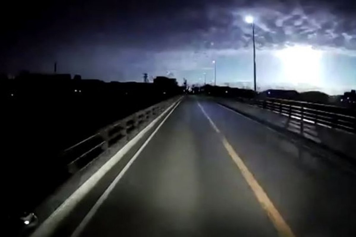Vídeos: Câmera dentro de carro flagra meteoro passando por céu no Japão