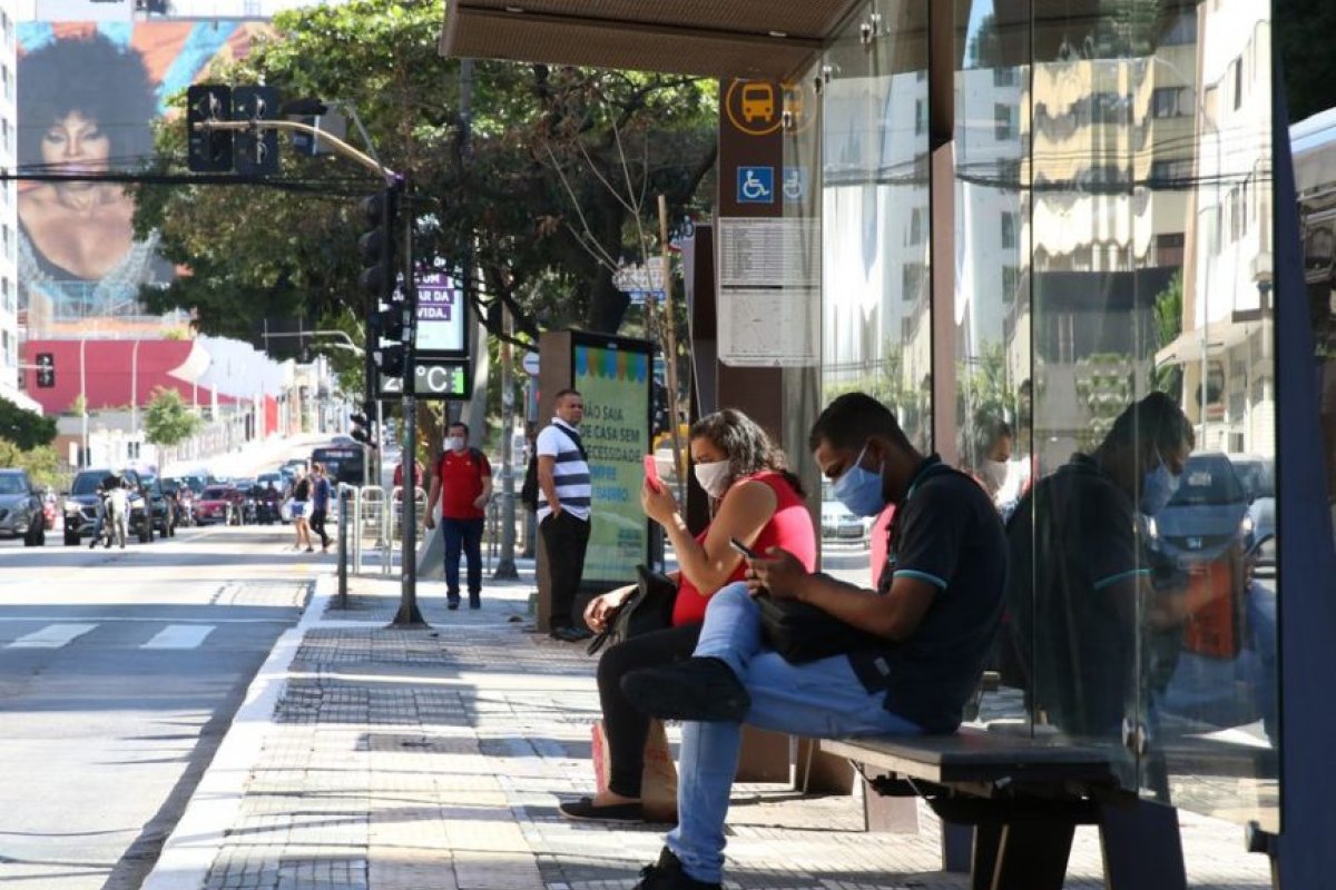 Cerca de 9,7 milhões de brasileiros não adotaram medidas contra covid-19 em outubro