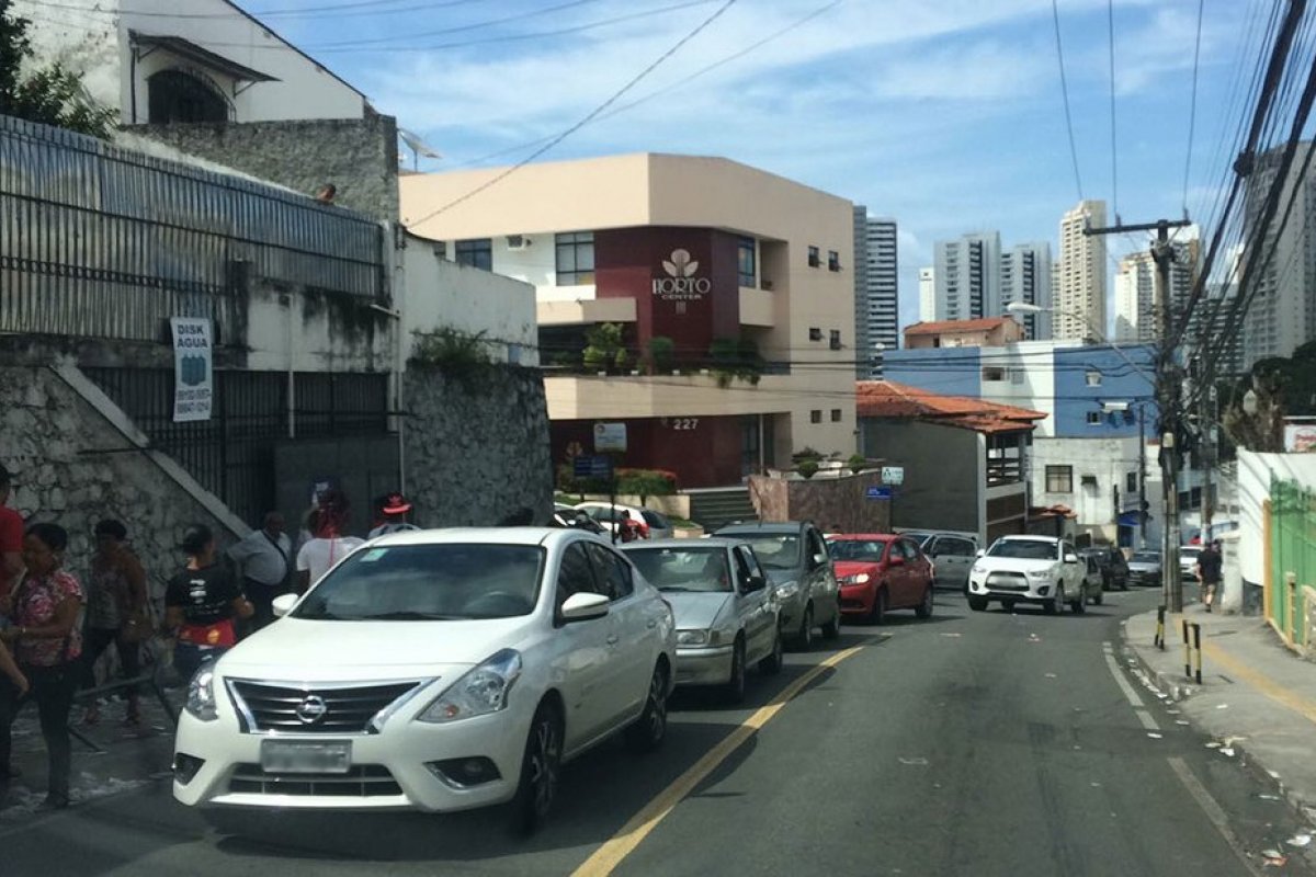 Homem é baleado em ‘saidinha bancária’ no bairro de Brotas, em Salvador 