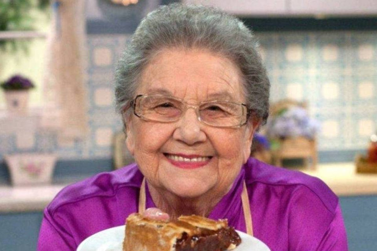 Palmirinha é internada em UTI após crise de vômito