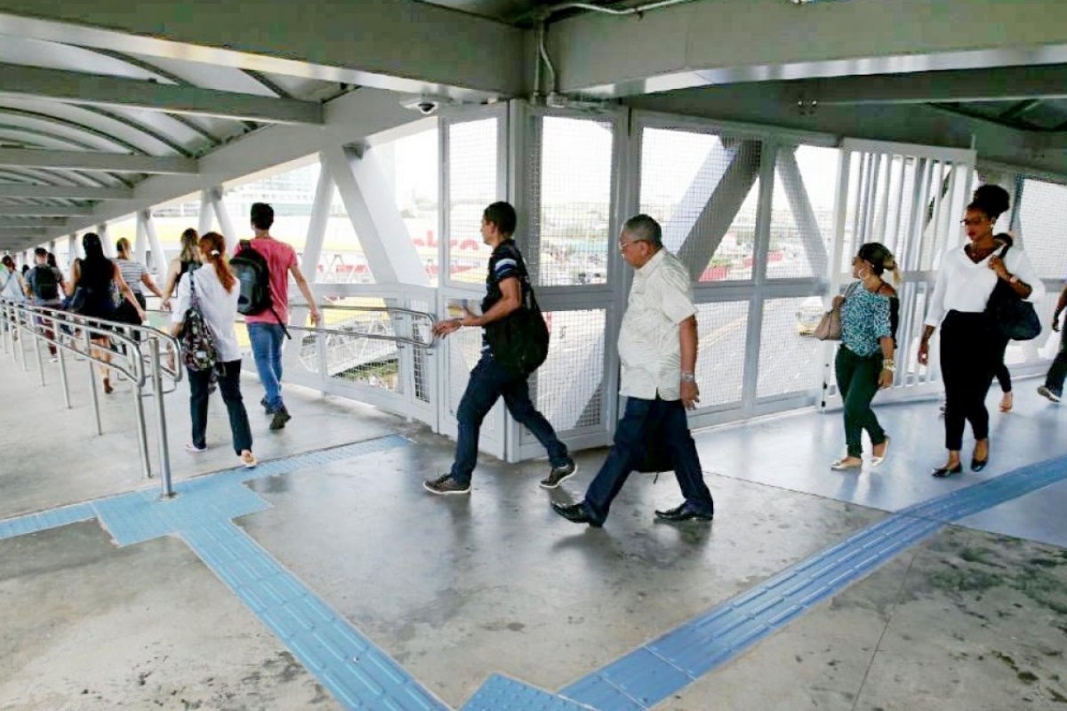 Vídeo: Serviço do metrô é suspenso temporariamente após perseguição policial 