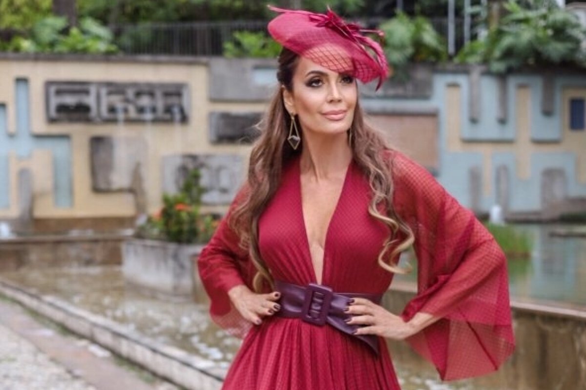  Claudia Métne veste look do estilista Alespo em sessão de fotos no Parque Burle Marx em SP 