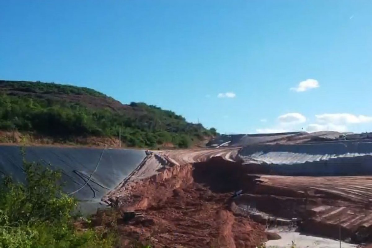 Barragem de rejeitos desaba em Jacobina, na Bahia, e atinge um veículo
