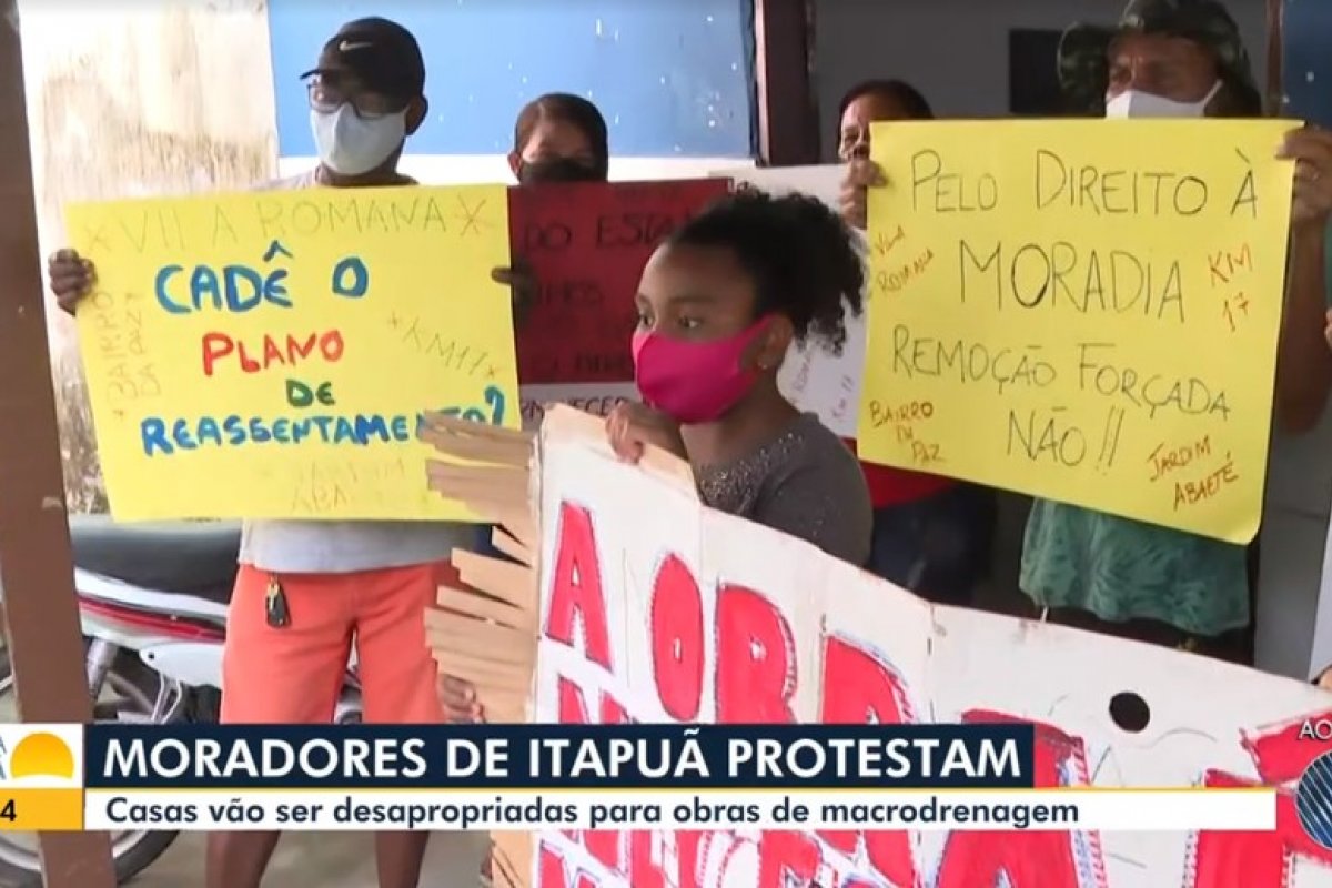 Moradores fazem protesto em Itapuã contra desapropriação dos imóveis para obras de macrodrenagem