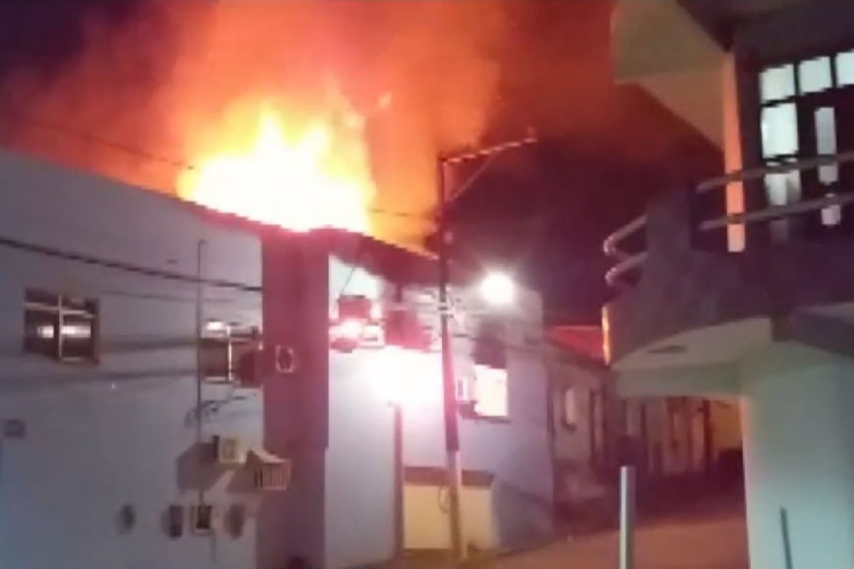Prédio de prefeitura no sul da Bahia pega fogo e polícia suspeita de ex-funcionário