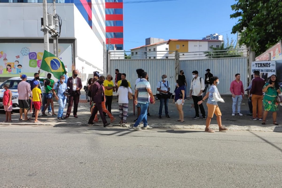 Apoiadores aguardam chegada de Bolsonaro em Salvador