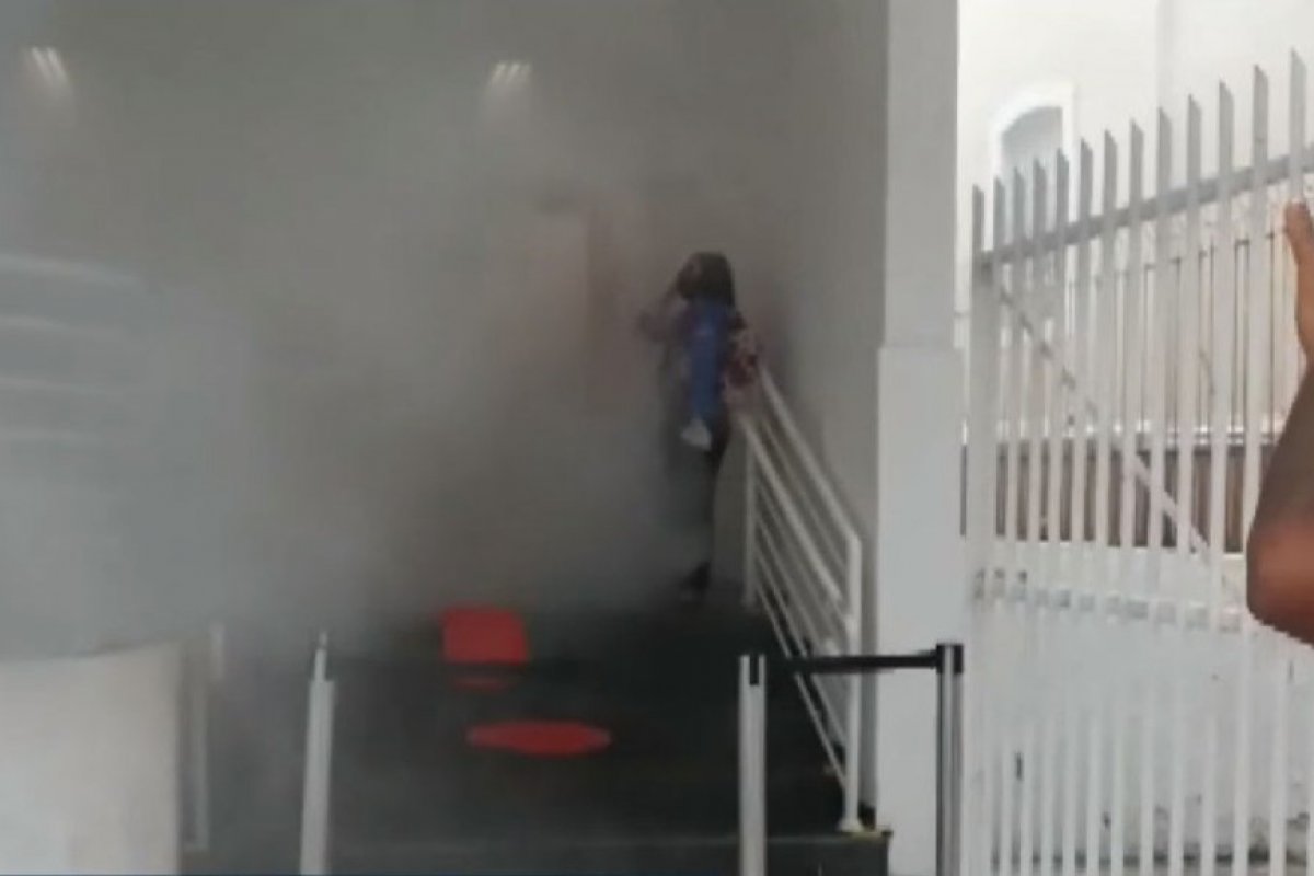 Clientes de agência bancária em Salvador se assustam com fumaça 