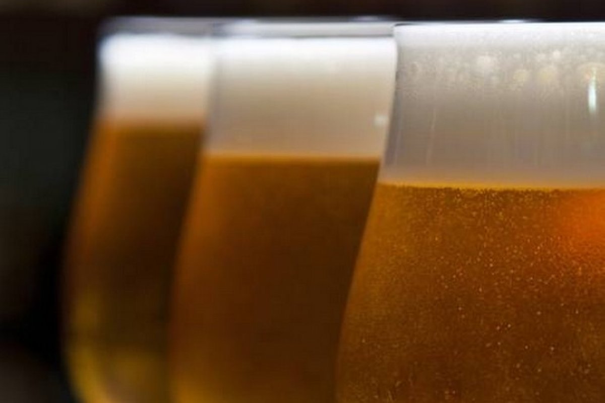 Clientes compram todo o estoque de cervejas de bar para evitar falência