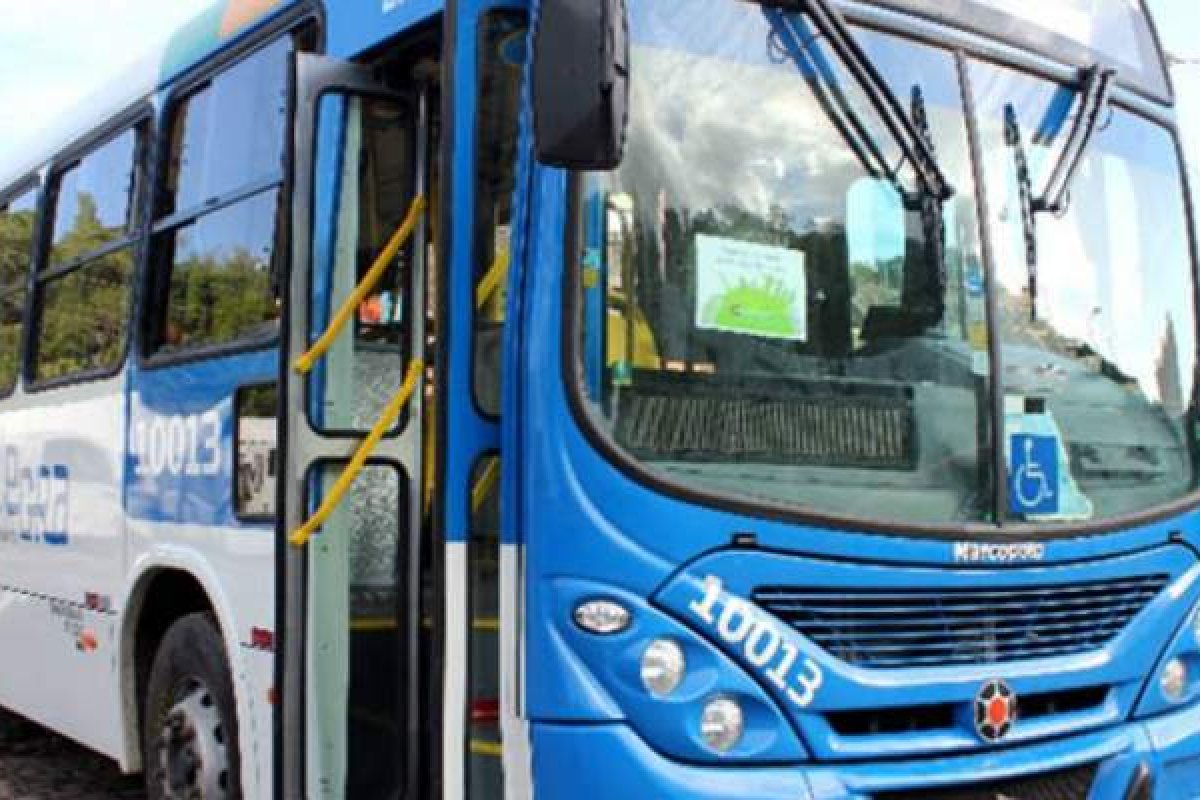 Ônibus pega fogo em orla de Salvador