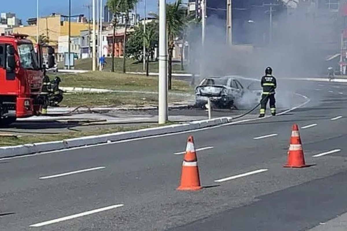 Carro pega fogo na orla da Boca do Rio, em Salvador