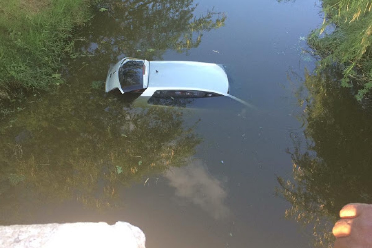 Motorista perde o controle e carro cai em lago na região de Jacobina