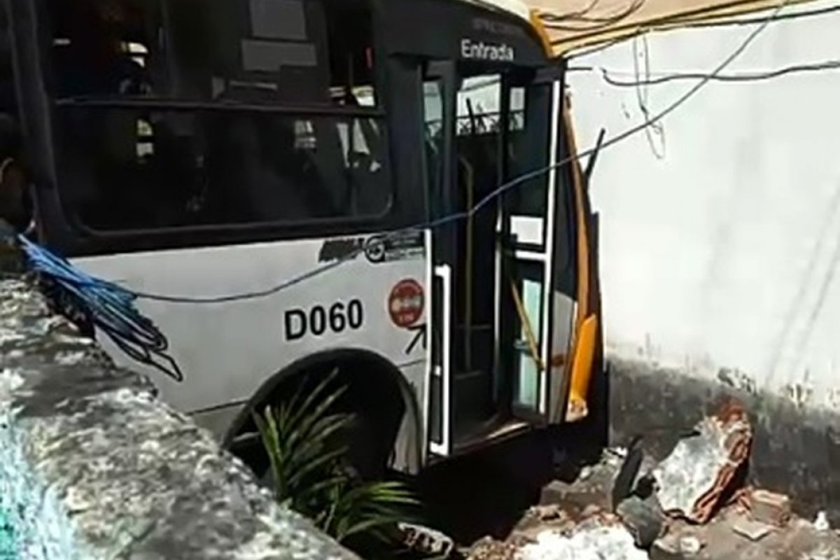 Micro-ônibus colide e derruba parte de muro de conjunto residencial de Cajazeiras