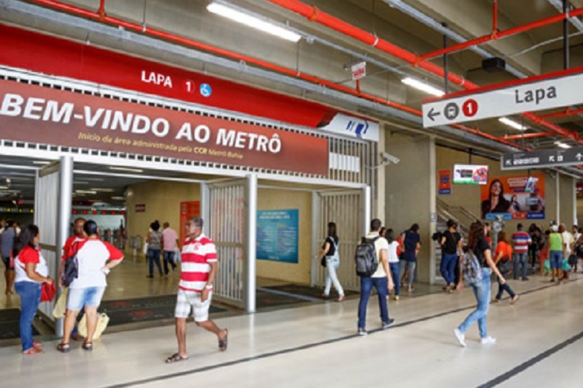 Prefeitura inicia operação de distribuição de máscaras na Estação da Lapa  