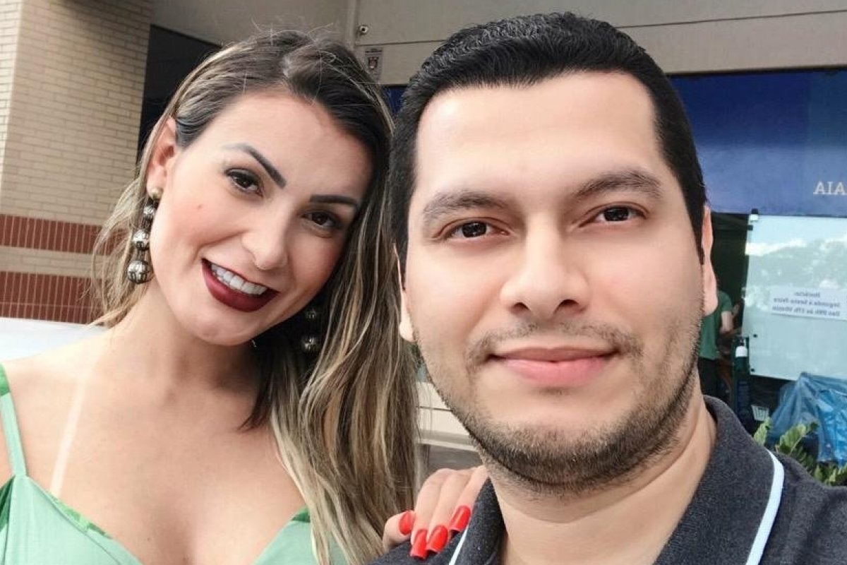 De casamento marcado, Andressa Urach posa ao lado do noivo em cartório de Porto Alegre
