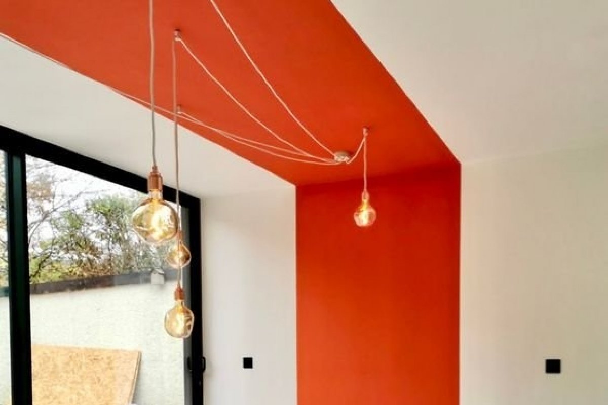 Pintura colorida no teto é tendência de decoração 