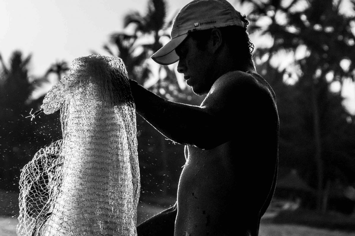 Poesia da pesca artesanal é foco da mostra de Eduardo Moody
