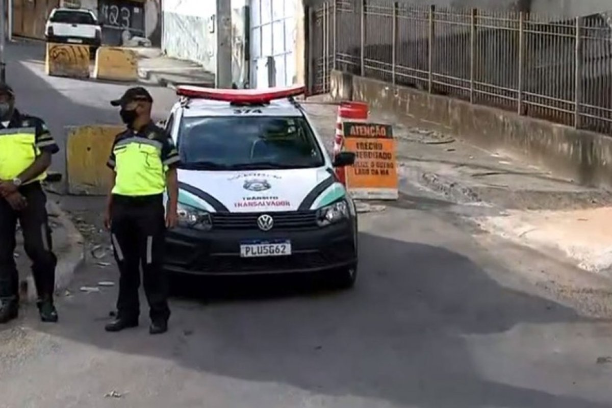 Rua que liga Av. Bonocô ao bairro Daniel Lisboa é interditada por causa de muro com risco de queda