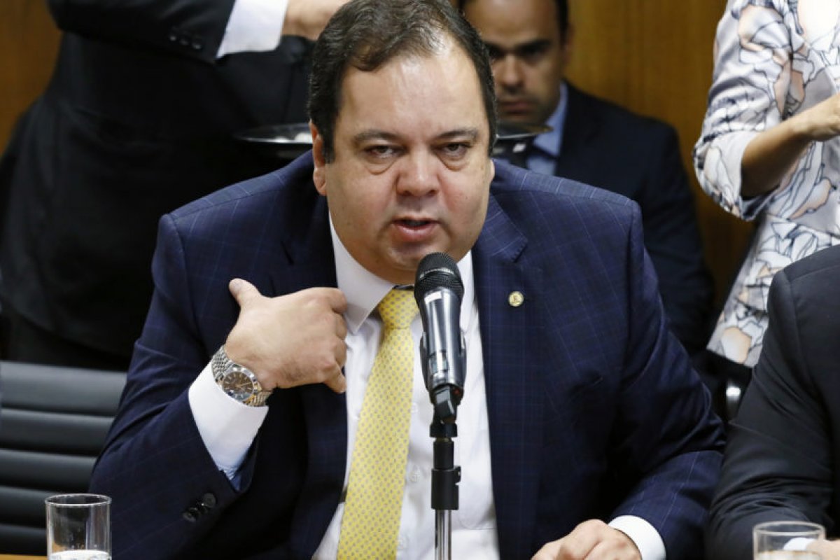 Elmar Nascimento (DEM-BA) continua entre os preferidos de Maia para sucessão dele na presidência da Câmara