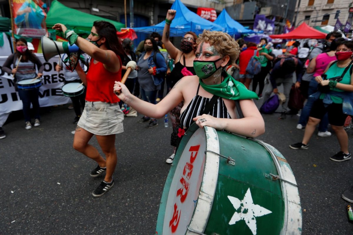 Deputados começam a avaliar projeto de legalização do aborto na Argentina 