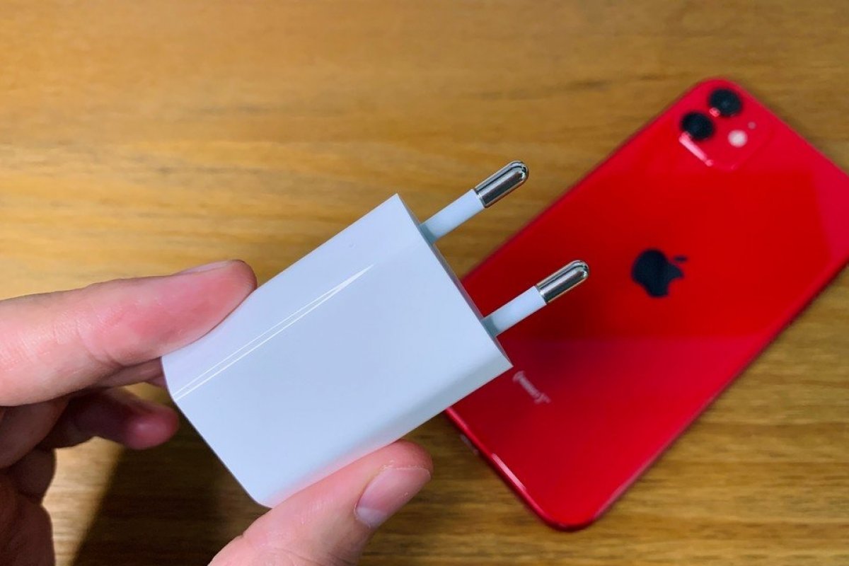Procon pede esclarecimentos sobre venda de celulares sem carregador da Apple 