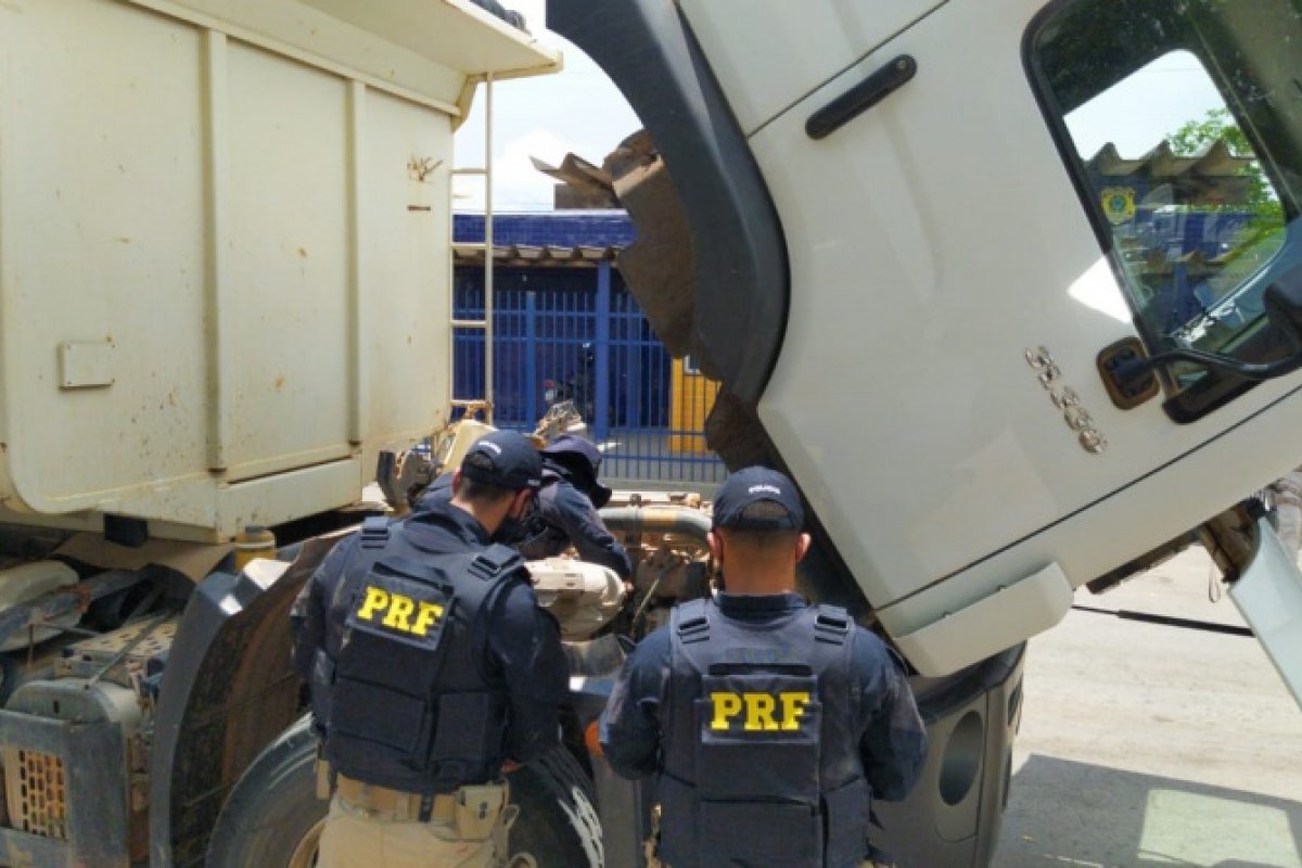 PRF apreende caminhão com numeração de chassi do Exército Brasileiro 