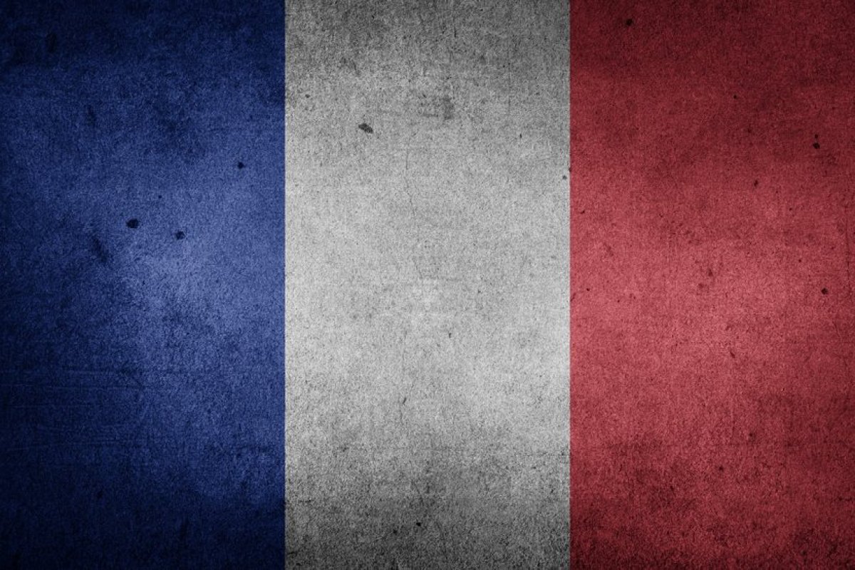 Governo da França impõe toque de recolher