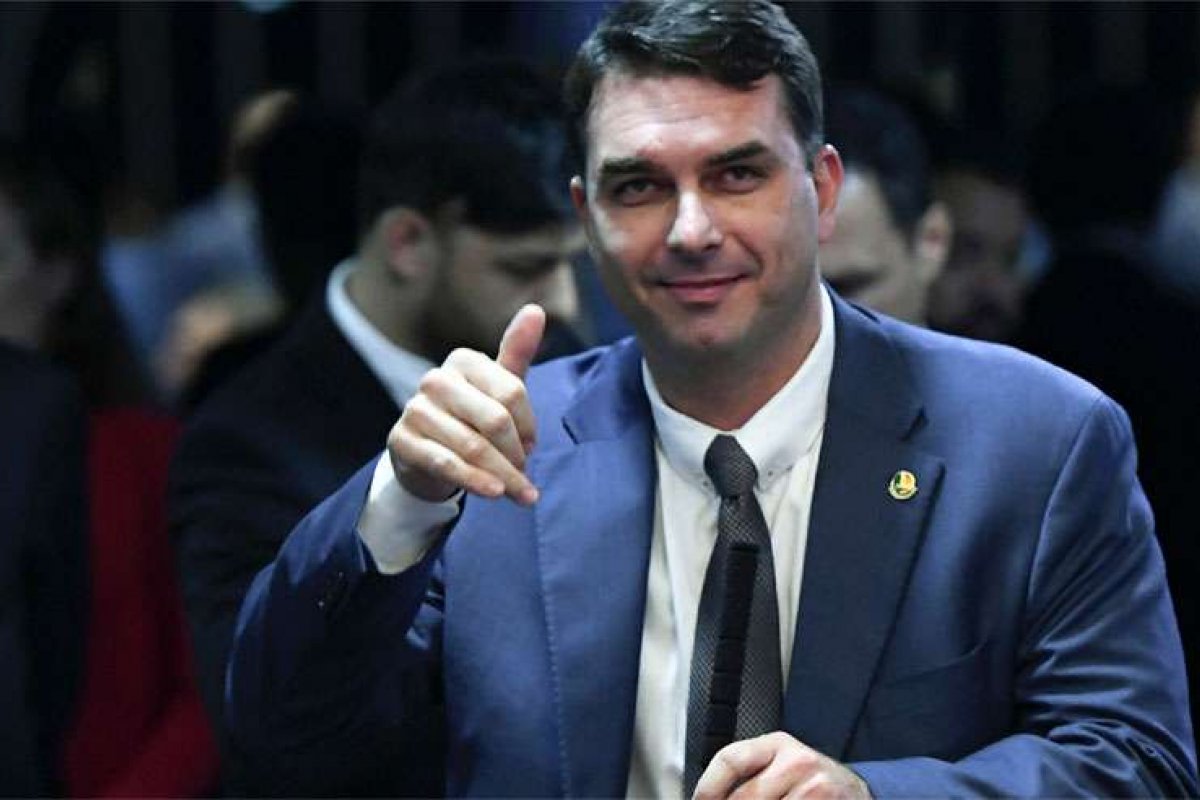 Abin produziu dois relatórios de orientação da defesa de Flávio Bolsonaro no caso Queiroz