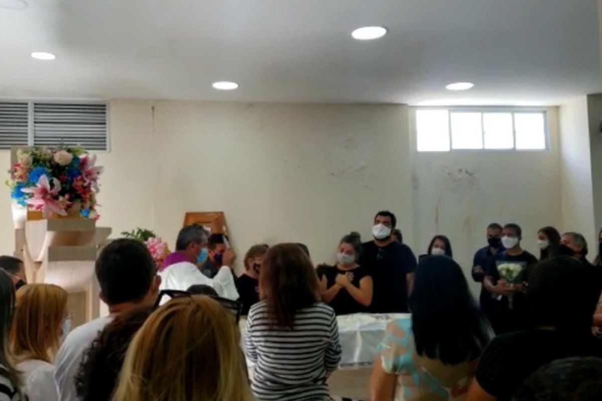 Estilista morta a tiros pelo ex-namorado na Pituba é sepultada em Rio Real