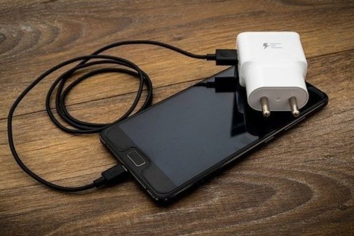 Conheça os riscos de utilizar carregador falso no celular  