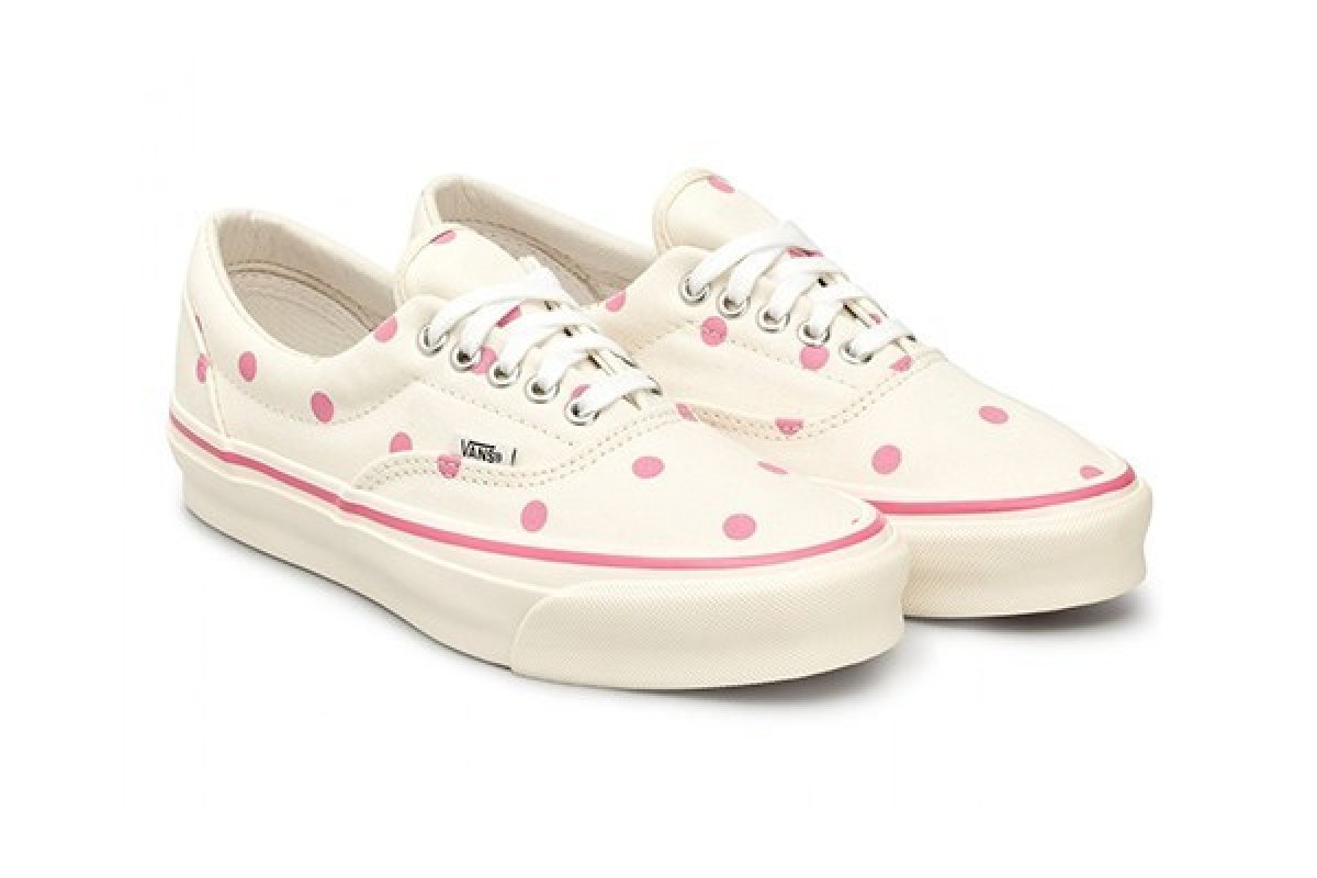 Comme des Garçons e Vans lançam  nova parceria