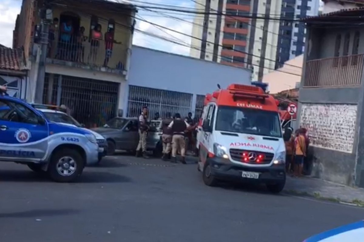 Homem é morto a tiros e enteada de 12 anos fica ferida por dupla em moto em Feira de Santana