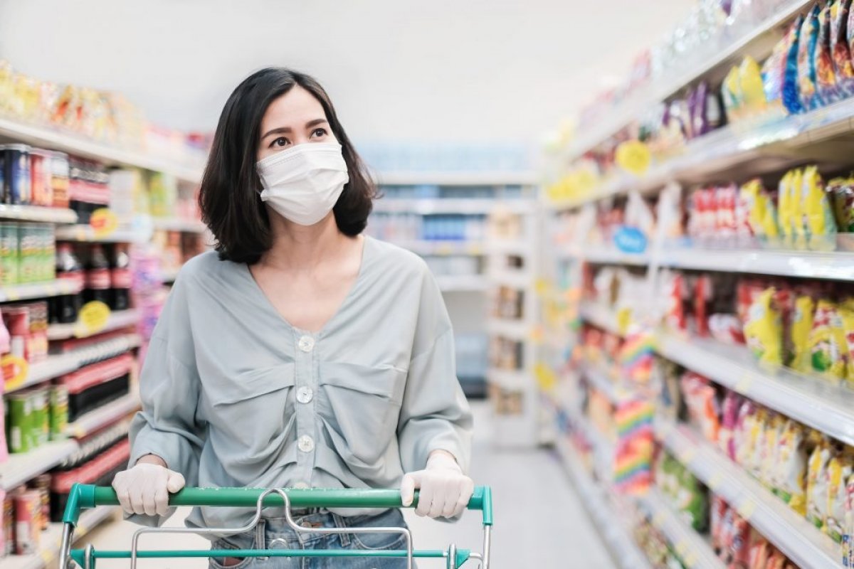 Brasileiros passaram a se endividar para comprar mantimentos em 2020, diz Serasa