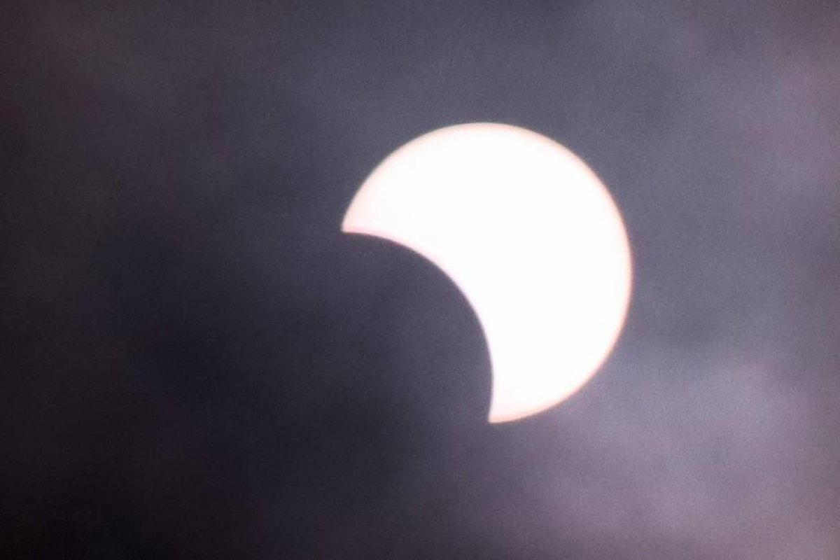 Veja fotos do eclipse solar que pôde ser visto na América do Sul nesta segunda (14)