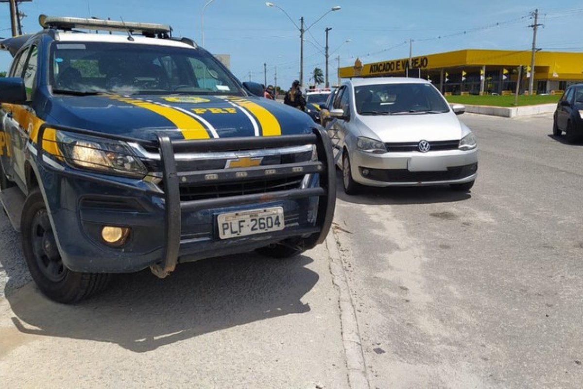 PRF recupera veículo roubado e prende homem por receptação na Bahia 