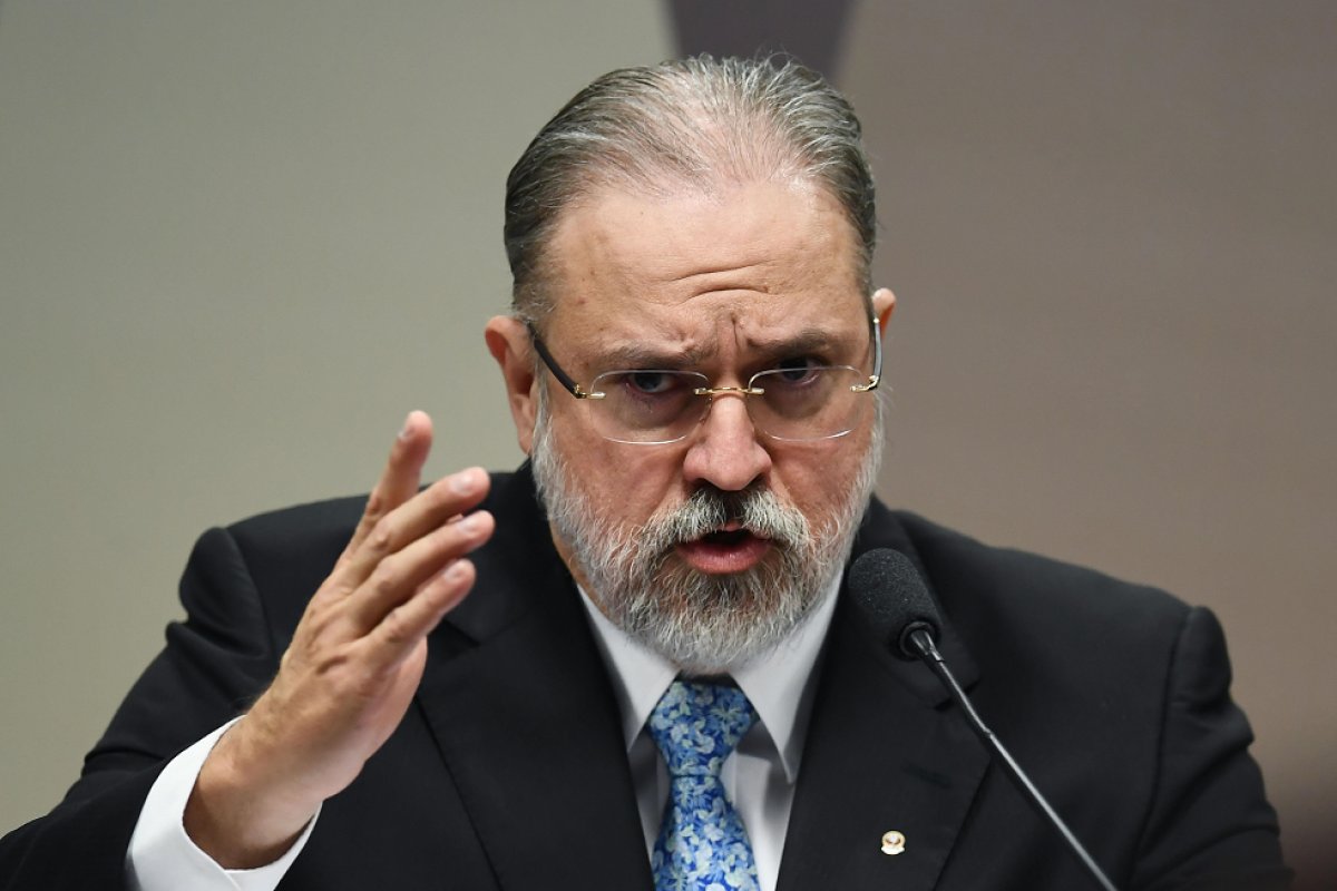 Aras pede que Abin e GSI deem informações sobre relatórios envolvendo defesa de Flávio Bolsonaro