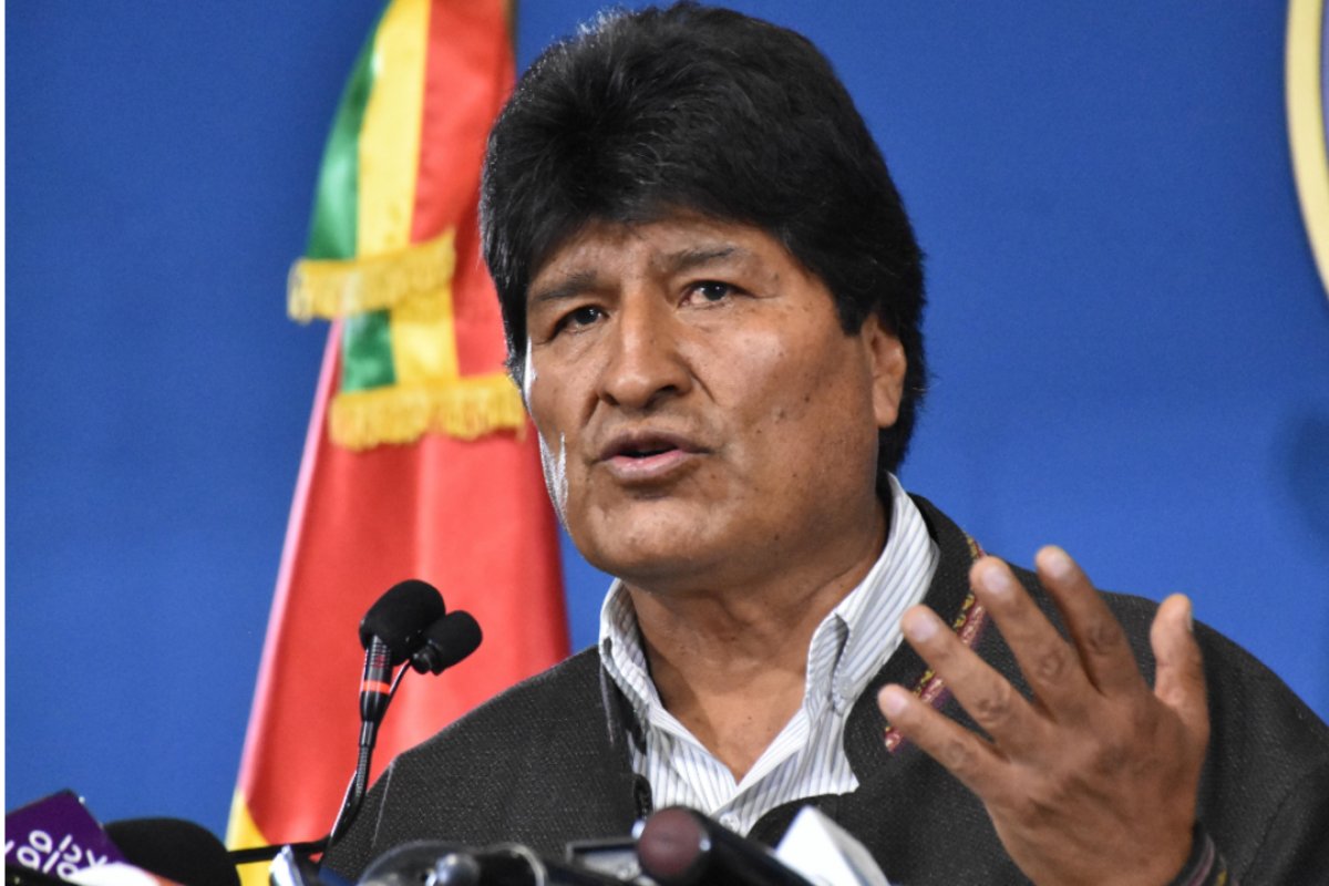 Vídeo: ex-presidente da Bolívia, Evo Morales é agredido com cadeirada durante reunião