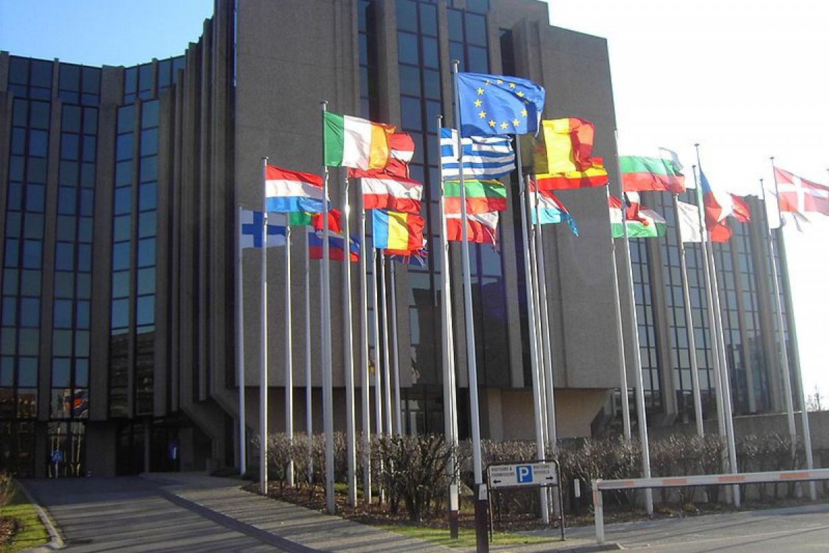 União Europeia promete realizar vacinação contra a Covid-19 ao mesmo tempo em todos os países-membros