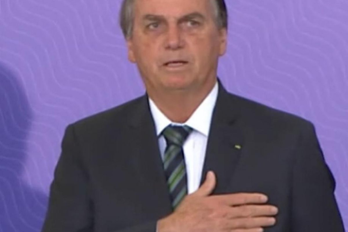 Vídeo: Bolsonaro e Pazuello chegam para a apresentação do plano nacional de vacinação contra a Covid-19