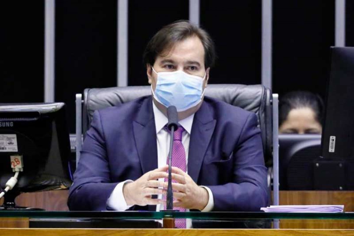 Rodrigo Maia diz que atuação de Pazuello no Ministério da Saúde é um "desastre"