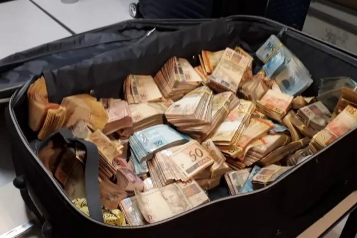 PM é detido em rodovia com mais de R$ 500 mil dentro de um carro