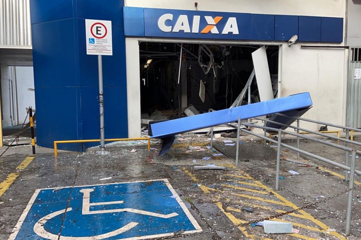 Caixas são explodidos e banco fica destruído no bairro Fazenda Grande do Retiro, em Salvador