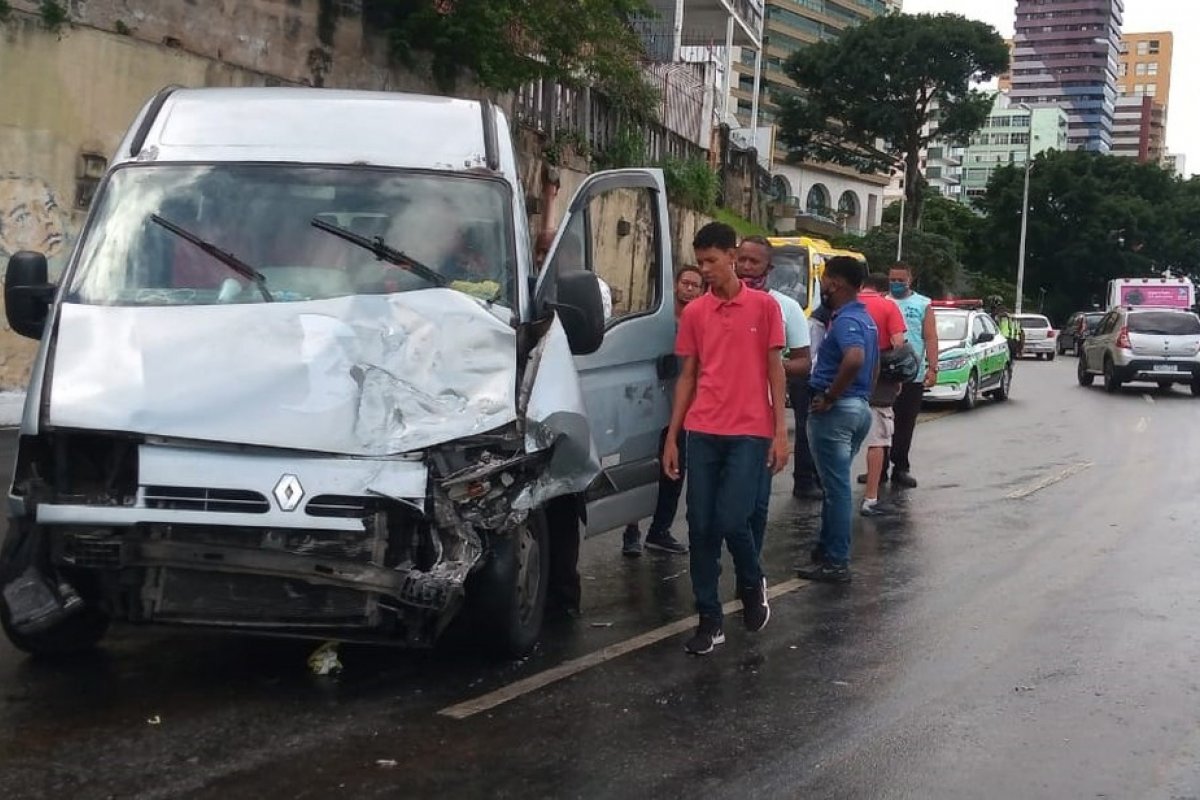 Acidente envolvendo van e caminhão-guincho deixa dois feridos na Av. Contorno, em Salvador 