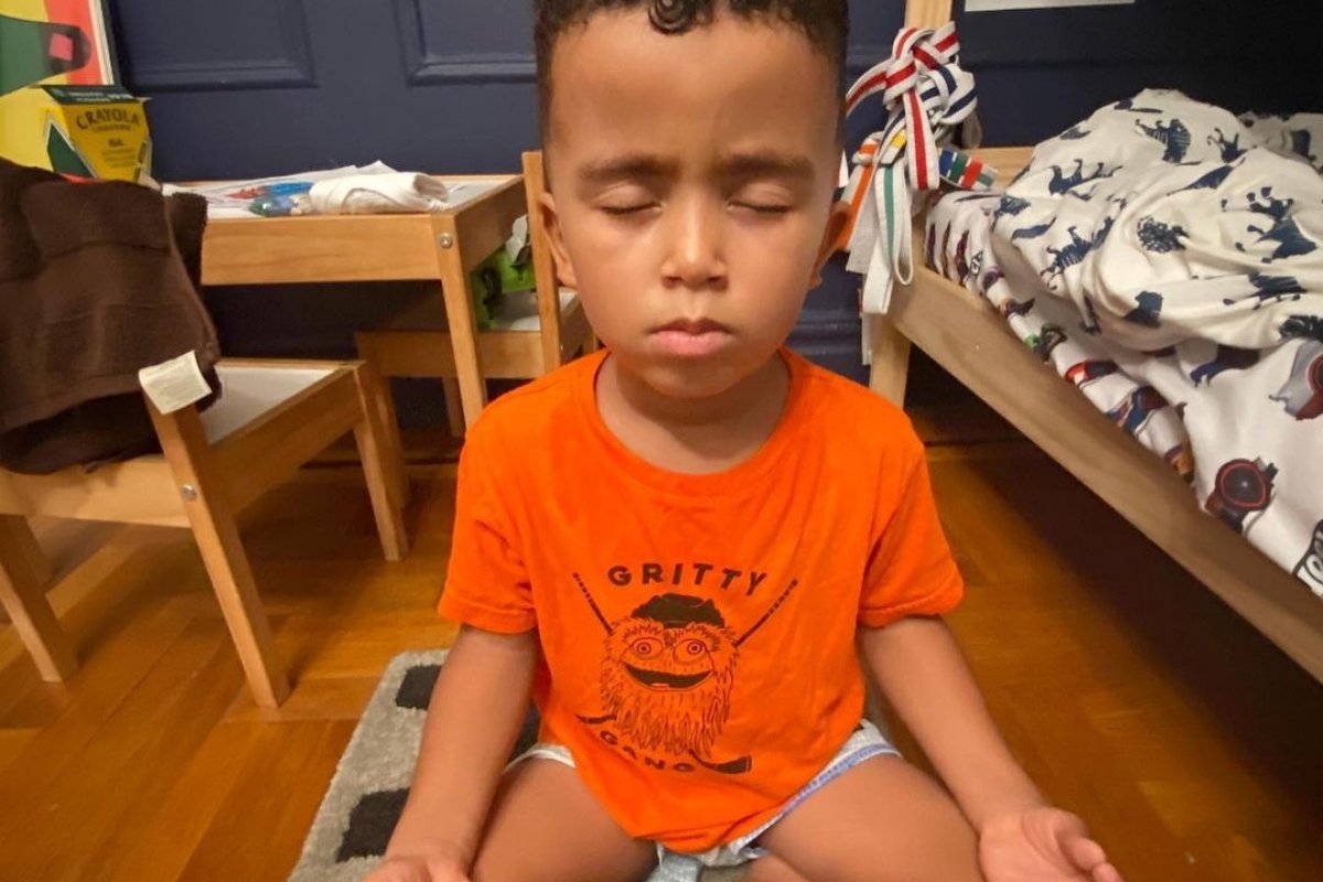 Menino de 5 anos faz live de meditação para arrecadar dinheiro