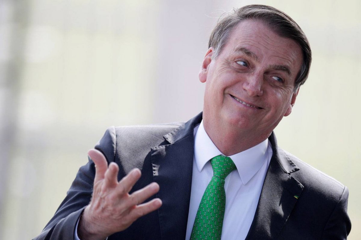 Bolsonaro veta banda larga nas escolas públicas até 2024