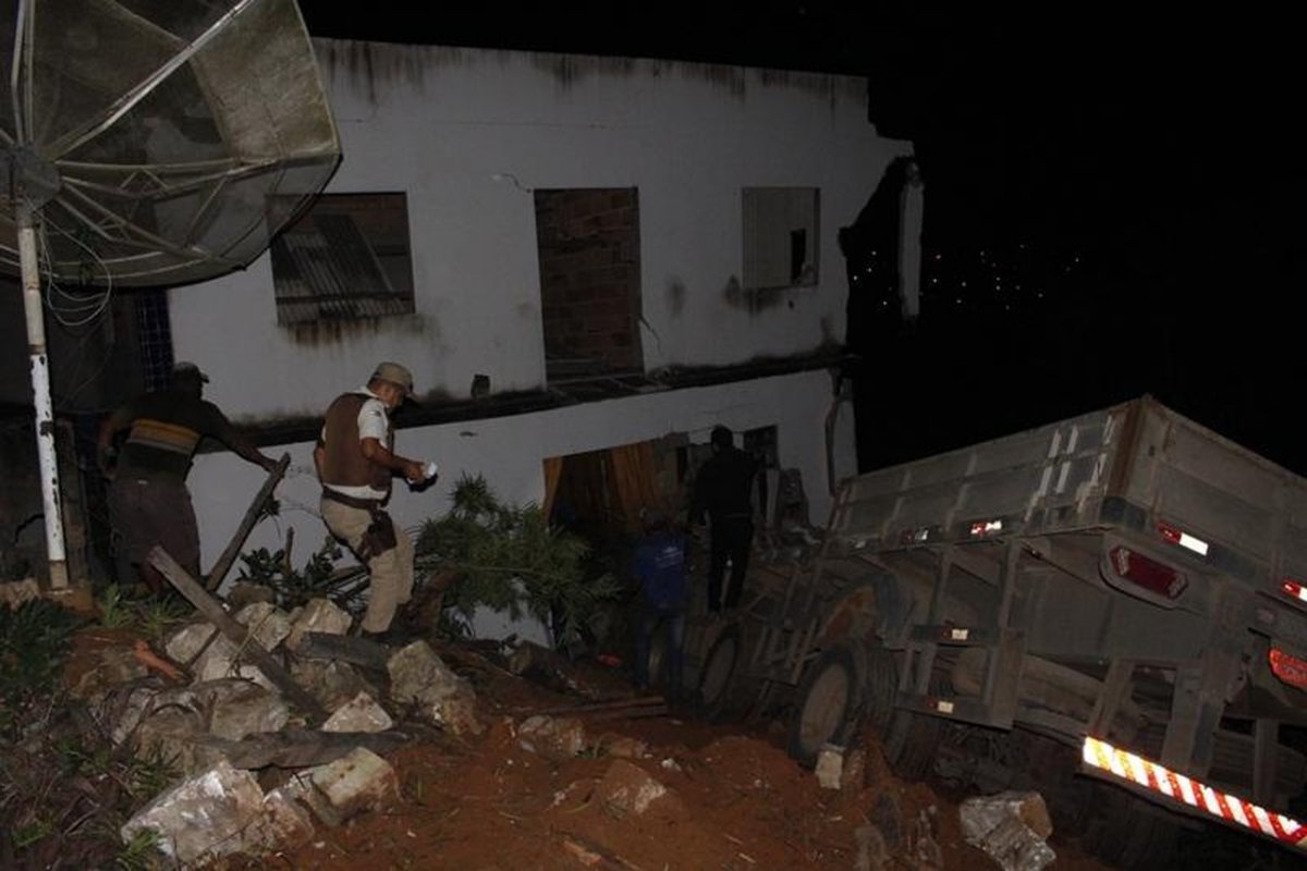 Caminhão desgovernado invade armazém na Bahia e deixa feridos